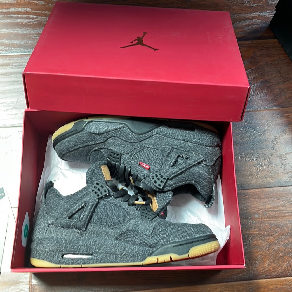 Jordan 4 Levi size 11
